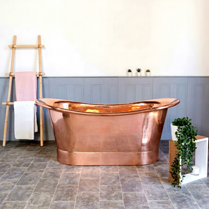 Bañera Ovalada Independiente de Cobre Martillado Estilo Vintage con Grifo de Piso para Uso en Interiores - Product Image 1