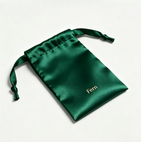 Pochette à cordon en satin personnalisée, sac en tissu de soie sur mesure pour produits de beauté, emballage promotionnel en gros pour la vente au détail
