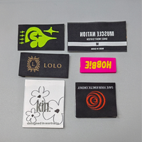 Étiquette tissée NFC pour vêtements, motif damassé, fil 50D haute densité, étiquette de col, étiquettes de taille plates tissées personnalisées de Hong Kong pour vêtements