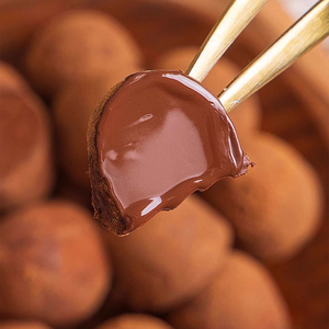 Venta al por mayor de dulces de chocolate negro con manteca de cacao envasados en bolsas de 60g, mini trufas de chocolate rellenas de mermelada fundida, bocadillos de chocolate. - Product Image 4