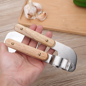 Prensa de ajo de acero inoxidable con mango de madera, triturador de ajo manual, exprimidor, utensilio de cocina duradero y fácil de limpiar para triturar ajo - Product Image 3