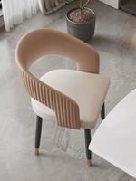 Chaise de salle à manger en métal de luxe italienne BST, chaise de salle à manger moderne et minimaliste pour la maison, fauteuil de négociation 2025 nouveau modèle recommandé par les designers