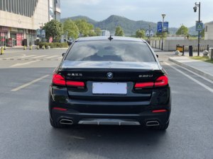 La <span class=keywords><strong>BMW</strong></span> <span class=keywords><strong>Série</strong></span> 5 530Li restylée <span class=keywords><strong>2022</strong></span> avec le pack M Sport est une voiture à essence professionnelle à un <span class=keywords><strong>prix</strong></span> d'exportation abordable - Product Image 4