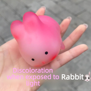 Jouet anti-stress en forme de lapin en forme de cœur à changement de couleur et à réflexion lente, motif fraise, vente en gros - Product Image 2