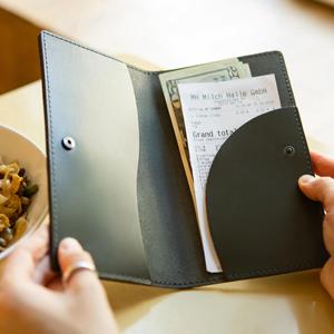 ארנק עור פשוט מתקפל עם כפתור מתכת, מקום לשטרות עם חריץ קשתי, כיס למזומן, ניתן להדפסת לוגו בהתאמה אישית - Product Image 4