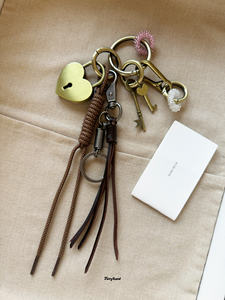 พวงกุญแจทองแดงแบบย้อนยุคดั้งเดิมพวงกุญแจล็อคกระเป๋าจี้โลหะสไตล์มิวเครื่องประดับแขวนเอวตกแต่งหนังวัว - Product Image 4