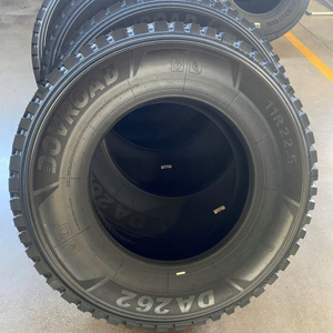 ยางรถบรรทุกคุณภาพดีใหม่ 11R22.5 แบบไม่มียางใน โครงสร้างเรเดียล สำหรับรถบรรทุกของคุณ - Product Image 1