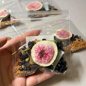 Tisane Santé pour Réduire les Hormones Masculines et Nourrir les Hormones Féminines : Graines de Lin, Figues, Baies de Goji Noires, Mûres - Sachets de Thé - Product Image 1