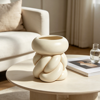 Pot de fleurs moderne abstrait en résine nouée, sculpture en corde torsadée crème, pot à fleurs esthétique en forme de corde tressée, vase décoratif pour plantes d'intérieur