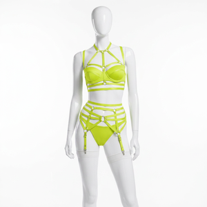 Conjunto de sujetador con aros y tanga en verde neón con tirantes halter y hebillas ajustables para mujer - Product Image 1