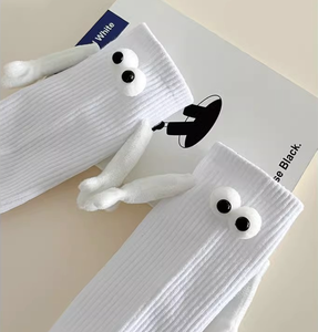 कस्टम थोक जोड़े हाथ पकड़े हुए युवा उच्च गुणवत्ता वाले चुंबकीय मध्य-बछड़ा प्यारा विचित्र कपास मोजे - Product Image 4