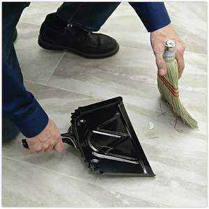 Balai à poussière en acier noir de calibre 20 Boardwalk, 12 po x 14 po, manche de 2 po avec balai en fer pour usage domestique et jardinier, 12 par carton - Product Image 4