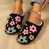 Pantoufles douillettes pour femmes avec broderie florale, chaussures d'intérieur chaudes en peluche à bout fermé avec semelle en daim