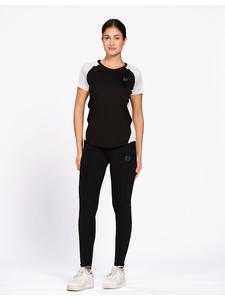 Camiseta Deportiva de Poliéster para Mujer, Marca Munns & Mars, Diseño Color Block en Blanco y Negro, Corte Regular, Bajo Curvo, Ropa Deportiva Activa - Product Image 1