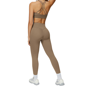 Đám mây cảm ứng của phụ nữ liền mạch Yoga & chạy trang phục rỗng trở lại Breathable Trọng lượng nhẹ rắn mô hình quần short với logo phía trước - Product Image 1