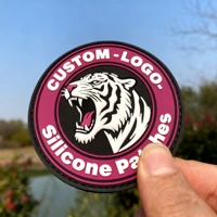 Fabricant en gros de patchs en PVC souple, en silicone et en caoutchouc PVC, avec logo 2D et 3D en relief, personnalisés pour vêtements et étiquettes de vêtements