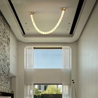 Modèle de salle d'exposition de café et de bar de créateur avec fenêtre à hauteur réglable Lustre en albâtre Magasin de vêtements Collier de perles
