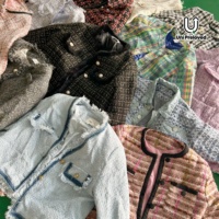 Vente en gros de balles de vêtements d'occasion pour femmes, incluant des vestes en tweed de printemps, de style Chanel classique parisien et des articles élégants