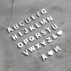 Ciondolo <span class=keywords><strong>in</strong></span> <span class=keywords><strong>argento</strong></span> Sterling <span class=keywords><strong>925</strong></span> carino <span class=keywords><strong>con</strong></span> lettere inglesi fai da te ciondolo <span class=keywords><strong>con</strong></span> ciondolo personalizzato coppia sorella monogramma <span class=keywords><strong>nome</strong></span> <span class=keywords><strong>collana</strong></span> - Product Image 1