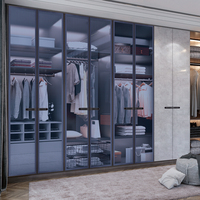 Armoire-penderie moderne de style italien de luxe avec cadre fin en aluminium, poignée intégrée, verre trempé, et porte coulissante pour cave à vin