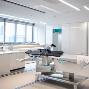 Table d'opération électrique multifonctionnelle à cinq fonctions pour chirurgie, ophtalmologie, chirurgie plastique, certifiée CE - Product Image 1