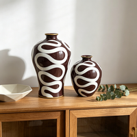 Vas Keramik Desain Garis Abstrak Modern Duo dalam Warna Cokelat dan Putih