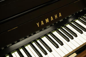 Piano de cola vertical Yamaha usado de alta calidad de la categoría electrónica de Japón - Product Image 2