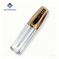 Tube de brillant à lèvres de luxe vide en gros, flacon d'huile à lèvres en plastique transparent avec capuchon doré électroplaqué en relief, logo personnalisé