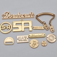 Étiquette métallique personnalisée pour vêtements en alliage de zinc, avec logo de marque gravé et en relief, de forme rectangulaire, fabrication OEM ODM pour usine de quincaillerie