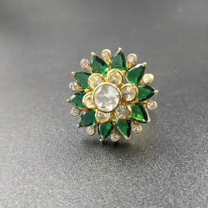 Bague de cocktail de luxe en argent 925 plaqué rhodium, ajustable, avec fleur et cristal vert serti à griffes, faite à la main, pour fiançailles et mariage | - Product Image 1