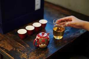 Service à thé en porcelaine rouge vermillon, peint à la main, motif floral chinois traditionnel, collection Abondance de fleurs - Product Image 6