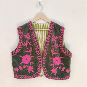 Chaqueta Bomber de Terciopelo Bordada a Mano India con Diseño Floral Boho Suzani, Reversible y Ecológica para Invierno - Product Image 1