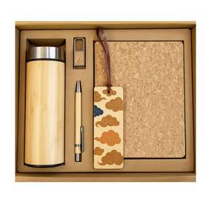 Set Regalo Aziendale Ecologico con Bottiglia d'Acqua in Bambù, Diario Artigianale, Penna, Portachiavi e Segnalibro in Legno con Motivo a Nuvole - Product Image 1