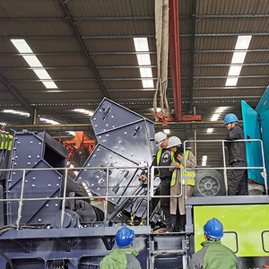 Station de concassage de pierres sur chenilles haute efficacité, concasseur mobile à percussion monté sur rail pour l'extraction minière, en vente - Product Image 1