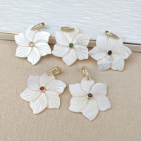 Prix d'usine, accessoires de fabrication de bijoux DIY, pendentifs en coquille blanche naturelle sculptée en forme de fleur, charme en nacre et CZ pour colliers