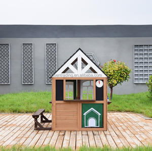 Casa de juegos infantil de madera con puerta verde, cafetería de simulación para patio trasero con mostrador, bancos y puerta decorativa. - Product Image 4