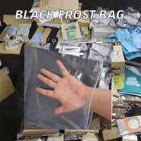 Emballage écologique et recyclable personnalisé en pochette refermable noire en PE/EVA givré pour vêtements, t-shirts, chaussettes
