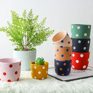 Vaso de planta com bolinhas polka-dot, vaso de planta verde, cimento, rabanete, potes para plantas