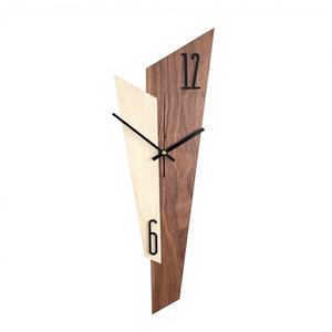 Horloge murale en bois silencieuse asymétrique artisanale, style Art Déco, à quartz analogique, bicolore, pour la décoration du salon - Product Image 1