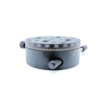 Plateau rotatif manuel à trous M6 avec micromètre, utilisé pour assurer une rotation précise des objets dans diverses applications industrielles