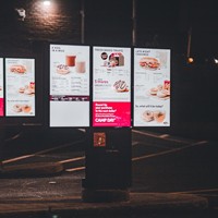 Pantalla Digital para Menús de Autoservicio QSR, Kiosco LCD para Exteriores, 3000nits, Impermeable, Antideslumbrante, a Prueba de Explosiones, Intercomunicador por Voz, CE