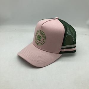 Gorra Trucker Personalizada de Alta Calidad con Estructura de 5 Paneles, Estilo Australiano, 2 Franjas Laterales y Parche de Cuero con Logotipo - Product Image 5
