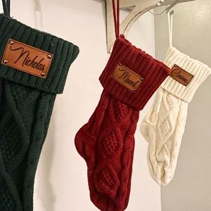 Calza di Natale in maglia con patch in similpelle incisa al laser di alta qualità, decorazione natalizia, ornamento festivo, all'ingrosso, da appendere - Product Image 5