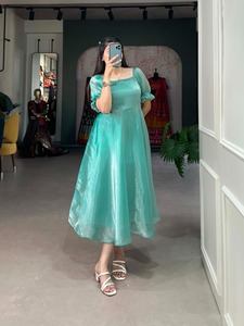 Los últimos diseños indios tradicionales modernos Vestidos cortos de seda Kurtis para Pub Club Party Wear Disponible a precio al por mayor - Product Image 3