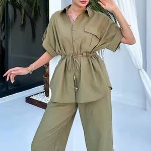 Ensemble deux pièces sur mesure en lin pour femme : chemise d'été à col rabattu et pantalon taille haute - Product Image 1