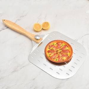 Pala para Pizza de Aluminio de Alta Calidad con Mango de Madera para un Traslado Seguro de la Pizza y Fácil Uso en Cocinas Domésticas y Pizzerías - Product Image 5
