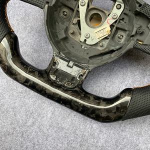 Volant en fibre de carbone pour <span class=keywords><strong>Audi</strong></span> TT <span class=keywords><strong>R8</strong></span>, <span class=keywords><strong>prix</strong></span> d'usine, vente chaude, personnalisé, forgé, avec cuir perforé noir - Product Image 4