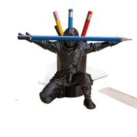 Porte-stylo créatif Ninja en résine, organisateur de bureau Kung Fu Ninja, ornement de papeterie amusant pour table, vente en gros