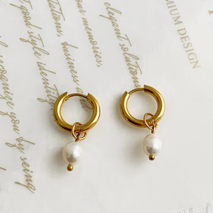 Pendientes de gota de perla de agua dulce de diseño vintage Pendientes de acero inoxidable chapados en oro de 18 quilates para mujer - Product Image 1