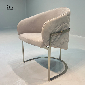 Fauteuil de salle à manger moderne en velours beige avec dossier incurvé et base en forme de traîneau doré pour hôtel, restaurant, maison - Product Image 3